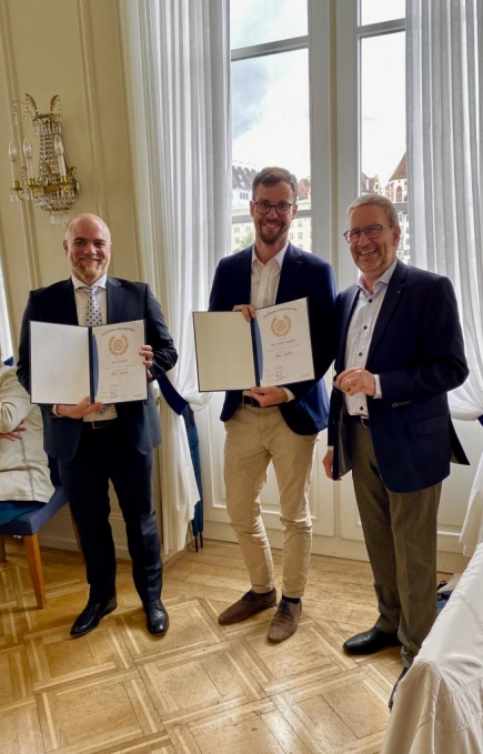Die Neurotarier Luca Pertoldi und Per Anders Musfeld mit den von Präsident Stefan Frei überreichten Aufnahme-Zertifikaten.