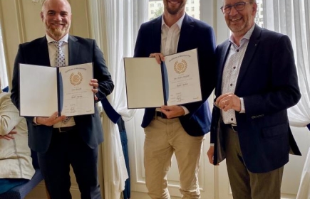 Die Neurotarier Luca Pertoldi und Per Anders Musfeld mit den von Präsident Stefan Frei überreichten Aufnahme-Zertifikaten.